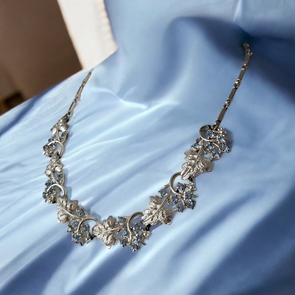 Beautiful vintage necklace featuring a leaf and flower theme. - Picture 1 of 6